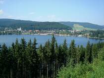 Blick auf den Ort Titisee und das gleichnamige Gew�sser,
bekannter und oft �berlaufener Ausflugspunkt im Schwarzwald,
Juli 2010