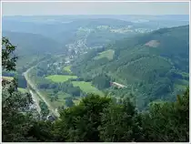 Blick vom Aussichtsturm in Coo auf die belgischen Ardennen mit der Ortschaft Trois-Ponts und der Eisenbahnstrecke Luxemburg-L�ttich. 03.08.10