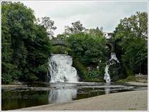 Die Wasserf�lle von Coo am Fluss Amel sind mit einer H�he von 15 Metern eine der h�chsten in Belgien. Der kleine Wasserfall existiert etwa seit dem 15. Jahrhundert, der gro�e wurde im 18. Jahrhundert im Auftrag des F�rstabtes von Stavelot errichtet, wahrscheinlich um das an der M�ander gelegene Petit-Coo gegen �berschwemmungen zu sch�tzen. Heutzutage sind die Wasserf�lle eine touristische Sehensw�rdigkeit und es liegen ein Restaurant und ein kleiner Freizeitpark in dem kleinen Tal. 03.08.10
