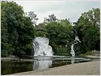 Die Wasserf�lle von Coo am Fluss Amel sind mit einer H�he von 15 Metern eine der h�chsten in Belgien. Der kleine Wasserfall existiert etwa seit dem 15. Jahrhundert, der gro�e wurde im 18. Jahrhundert im Auftrag des F�rstabtes von Stavelot errichtet, wahrscheinlich um das an der M�ander gelegene Petit-Coo gegen �berschwemmungen zu sch�tzen. Heutzutage sind die Wasserf�lle eine touristische Sehensw�rdigkeit und es liegen ein Restaurant und ein kleiner Freizeitpark in dem kleinen Tal. 03.08.10
