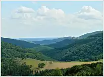 Aus dieser Sicht wird der strategische Standpunkt der Burg Bourscheid ersichtlich. Das Bild wurde am 02.08.10 zwischen Schlindermanderscheid und Consthum aufgenommen.