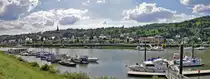 Panoramabild (aus 2 Bildern zusammengesetzt) von Oberwinter am Rhein. Im Vordergrund der Yachthafen von Oberwinter, im Hintergrund geht`s mit der Eifel los. 06.08.2010