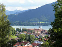 Blick auf den Tegernsee mit dem ehemaligen Benediktiner-Kloster (heute Schloss) von Nordosten; 25.07.2010
