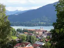 Blick auf den Tegernsee mit dem ehemaligen Benediktiner-Kloster (heute Schloss) von Nordosten; 25.07.2010
