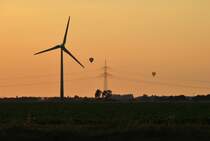 Windrad mit Sonnenuntergang bei Ramhorst/Lehrte. Foto vom 21.08.2010