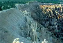 Bryce Canyon 1998. Eigentlich ist er kein richtiger Canyon, denn er wurde nicht von einem Flu� geschaffen, sondern einzig und alleine durch Erosion von Wind und Wetter. Welche Farbpalette vom blendenden Wei� bis zu allen m�glichen Rott�nen