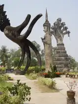 In der N�he der nordthail�ndischen Stadt Nong Khai befindet sich der  Sculpture Parc . Auf einem riesigen Gel�nde befinden sich neben einer hinduistisch-buddhistischen Tempelanlage bis zu 20 m hohe, aus Beton geformte, eigenwillige menschliche und tierische Figuren. Das Foto entstand am 13.03.2010.