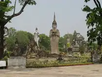 In der N�he der nordthail�ndischen Stadt Nong Khai befindet sich der  Sculpture Parc . Auf dem riesigen Gel�nde befinden sich neben der hinduistisch-buddhistischen Tempelanlage eigenwillige menschliche und tierische Figuren. Die bis zu 20 m hohen Statuen sind aus Beton geformt. (fotografiert am 13.03.2010)