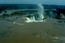 Der Iguaz� Flu� st�rzt sich an der Grenze zwischen Brasilien und Argentinien als Cataratas del Iguaz� in die Tiefe. Den besten Eindruck von der Gr��e erh�lt man bei einem Rundflug mit einem Helikopter, was ich im M�rz 1992 gemacht habe. Auf der argentinischen Seite f�hrt ein langer Steg �ber die Wasserfl�che des Flusses bis hin zur Absturzkante