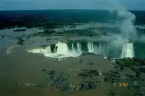 Erst bei einem Rundflug mit einem Helikopter �ber das Gebiet der Iguazu-Wasserf�lle sind deren Ausma�e erst so richtig zu erkennen. An der Grenze zwischen Brasilien und Argentinien gelegen) - M�rz 1992