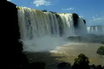 Die Iguaz� Wasserf�lle an der Grenze von Brasilien und Argentinien. Hier ein Teil der 64 Meter hohen F�lle (M�rz 1992)