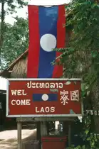  Welcome Laos  steht auf einem Begr��ungsschild auf einer zu Laos geh�renden Insel im Mekong im Norden Thailands. Hier kann man am  Goldenen Dreieck  von Thailand aus �bersetzen, ohne ein Visum beantragen zu m�ssen. (M�rz 2006)