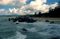 Strandlandschaft auf der s�dchinesischen Insel Hainan im Sommer 2003 
