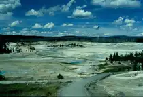 Sieht die Landschaft im Yellowstone Nationalpark hier nicht aus wie eine Giftk�che? - Juli 1998