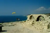 Ein gelber Farbtupfer �ber dem tiefblauen Wasser des Mittelmeeres unterhalb der antiken Ausgrabungsstelle von Kourion an der Westk�ste Zyperns im November 1996