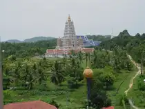 In Wat Yan, in der N�he vom Park von Noong Noch, ca. 180 km s�dlich von Bangkok, steht dieser, f�r Thailand ungew�hnliche, pagodenartige Chedi. Es handelt sich hier um einen Tempel indischer Buart. (14.05.2006)