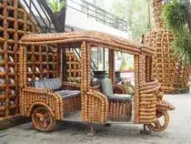 Im ca. 170 km s�dlich von Bangkok gelegenen Noong Noch Village steht in seinem Park diese aus Blument�pfen gefertigte Nachbildung eines Tuk Tuk (21.05.2006)