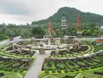 Etwa 170 km s�dlich von Bangkok liegt das Noong Noch Village mit seinem wundersch�nen Park. Hier eine Miniaturnachbildung von Stonhenge sowie drei Pagoden aus unterschiedlichen L�ndern. (21.05.2006)
