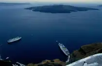 Blick vom Ort Santorin �ber die Bucht, die ehemalige Caldera und die Insel, die aus dem mit Wasser gef�llten Krater hervorschaut. Mai 1996