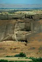 Canyon de Chelly im Juli 1998. Unter dem �berhang einer steilen Felswand befinden sich Wohnungen der l�ngst verschwundenen Anasazi-Indianer.