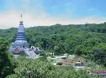 Im Norden Thailands liegt der Nationalpark von Doi Inthanon, der h�chsten Berg Thailands mit 2.565 Metern, ein Ausl�ufer des Himalaya. Hier befindet sich der Phra Mahathat Napapon Phumsiri Chedi, der an den 60. Geburtstag von K�nigin Sirikit erinnert. (M�rz 2006)