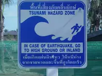 Nach dem verheerenden Tsunami wurden �berall auf der Insel Phuket in Tsunami-gef�hrdeten Bereichen solche Schilder aufgestellt. (April 2006)