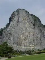 In Wat Yan, ca. 180 km s�dlich von Bangkok, wurde mittels Laser ein 130 Meter hohes Buddhabildnis an einer Felswand angebracht. Das Bildnis entstand anl��lich des 50-j�hrigen Jubil�ums der Thronbesteigung von K�nig Bhumibol im Jahr 1996. An den Knien hat das Bildnis eine Breite von 70 Metern. (Mai 2006)