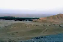 Blick von der arabischen Zitadelle auf die Oase Palmyra in der syrischen W�ste im Mai 1986. In Bildmitte sind einige Grabt�rme zu erkennen.