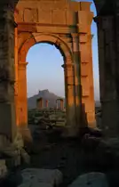 In der Oase Palmyra in der syrischen W�ste im Mai 1989 kurz nach Sonnenaufgang. Auf dem Berg die arabische Zitadelle