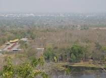 Blick von der Spitze des Khao Kradong Vulkans in 265 Metern H�he auf die Landschaft des Isaan und die Stadt Buri Ram im Hintergrund. Der kleine See am unteren Bildrand ist die ehemalige Caldera des Vulkans (06.02.2011)