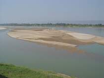 Der Mekong bei Niedrigwasser am 10.02.2011. Die Sandbank geh�rt noch zu Thailand, das andere Ufer ist Laos