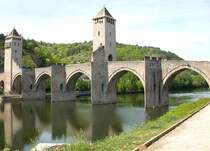Bei der Stadt Cahors �berquert die Pont Valentr� aus dem 14. Jahrhundert den Flu� Lot (27.04.2003)