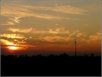 Ein Windrad im Sonnenuntergang fotografiert am 30.07.2010 zwischen Deiffelt und Lentzweiler. (Jeanny)
