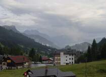 Ein regnerischer Vormittag am 12.07.2008 auf dem Col des Mosses. Nur langsam heben sich die Wolken aus den T�lern