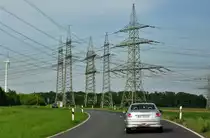  Drahtverhau  zwischen K�ln und Bonn. Neue  Hochspannungsleitungen werden in K�rze ja viel gebaut werden m�ssen, damit der Strom von Norden nach S�den flie�en kann - 07.05.2011