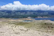 Blick vom s�d�stlichen Teil der Insel Rab Richtung Festland. W�hrend sich �ber der Insel nur einige Quellwolken befinden, h�ngen gro�e, dichte Wolken �ber den Bergen auf dem Festland fest. 09.06.2011.