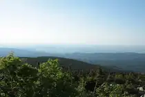 Blick am 30.06.2011 vom Gipfelplateau des Brocken �ber den  Kleinen Brocken , den Nordharz, dem n�rdlichen Harzvorland mit Bad Harzburg Richtung norddeutsche Tiefebene und Salzgitter. Wundersch�ne Abendstimmung ca. zwei Stunden vor Sonnenuntergang.