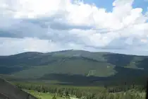 Blick am Pfingstsonntag, dem 12.06.2011, durch die offene T�r zur Skisprungschanze auf dem Wurmberg/Harz zum m�chtigen Brockenmassiv.