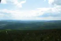 Blick am Pfingstsonntag, dem 12.06.2011, von der Aussichtsplattform in der Skisprungschanze auf dem Gipfel des Wurmbergs im Harz �ber Braunlage, die Gondeln der Wurmbergseilbahn, den S�dharz bis zu Bergen und Berglandschaften wie dem Hohen Mei�ner und den Kasseler Bergen in Hessen.Grandiose Sicht trotz vieler Wolken am Himmel. 