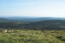 Blick vom Brockengipfelplateau am 30.05.2011 �ber dessen Heidelandschaft, den K�nigsberg, den S�dwestharz bis zum Hohen Mei�ner in Hessen (rechts am Horizont).