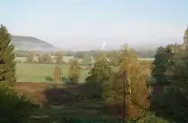 Nebel am 03.10.2010 �ber dem Nunkircher Wiesental. Inzwischen hat sich die Sonne �ber die Berge gehoben und ihr Licht flutet in das Tal. Der Nebel l�st sich immer mehr auf und im Hintergrund werden die westlichen Berge des Hunsr�ck, der  Schwarzw�lder Hochwald , sichtbar.