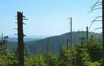 Blick von der Brockenstra�e bei Schierke am 30.05.2011 Richtung Wurmberg, S�dharz bis zum Th�ringer Wald am Horizont.