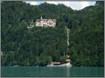 Der Brienzersee mit dem Grandhotel Giessbach, der dazugeh�rigen Standseilbahn und Schiffsanleger, von einem Schiff aus aufgenommen am 20.07.2010.