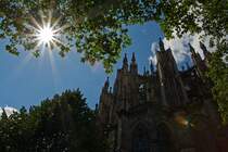 Eine Impression am �stlichen Ende des K�lner Domes am 07.08.2011, durch die �ste in die Sonne.