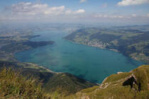 Aussicht von der Rigi aus in Richtung Norden mit dem fast vollst�ndig sichtbaren Zugersee. Aufnahme vom 12. Aug. 2011, 14:14
