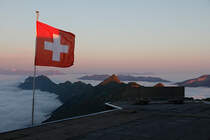 Morgenstimmung auf dem Brienzer Rothorn. Blick aus dem Hotelzimmer nach Westen in Richtung Brienzer R�cken und mit Nebelmeer. Direkt unter der Schweizer Flagge sichtbar der Niesen, 2362 m �. M. Rothorn Kulm, 03. Juni 2011, 05:49