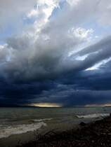 Gewitterstimmung am Bodensee (II). Blick vom Strand in Lochau �ber den Bodensee in die Schweiz (08.08.2011). Das Hochformat wurde gew�hlt, um die oben von der Sonne angeschienenen Wolken zusammen mit den darunter liegenden dunklen Gewitterwolken auf ein Bild zu bringen.