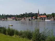 Blick vom linken Ufer (Niedersachsen) �ber die Elbe auf das h�bsche St�dtchen Lauenburg am rechten Ufer (Schleswig-Holstein); 0.209.2011
