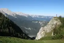 Gipfelkreuz unterhalb vom Jenner ( Berchtesgaden ). Im Hintergrund der Watzmann und im Tal liegt bereits ein Dunstschleier �ber dem K�nigsee. 4.Sept.11