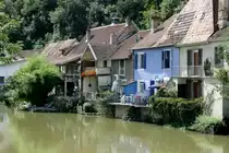 Der Doubs ist ein 453km lange Fluss, der gr��tenteils durch Frankreich, aber auch ein St�ck durch die Schweiz flie�t. Auf vielen Kilometern bildet er die Grenze zwischen beiden L�nder. Er entspringt im Karstgebiet der franz�sischen jura, in 937m H�he und m�ndet in 170m H�he in die Sa�ne. Er schl�ngelt sich durch eine atemberaubende Landschaft und ist einer der sch�nsten Fl�sse Europas. Hier im Bild: H�user am Ufer des Doubs in L'Isle-sur-le-Doubs; 29.08.2010